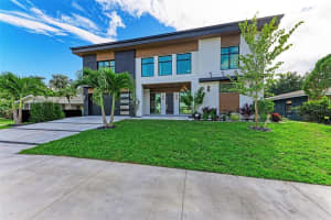 2116 HYDE PARK STREET, SARASOTA, FL 34239 Sold 01/15/25