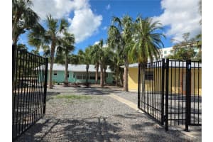 2427 WALKER CIRCLE, SARASOTA, FL 34234 Sold 03/27/25