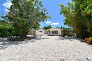 530 FREELING DRIVE, SARASOTA, FL 34242 Sold 04/10/25