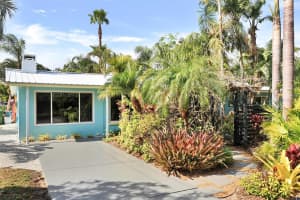 2135 HYDE PARK CIRCLE, SARASOTA, FL 34239 Sold 02/11/25