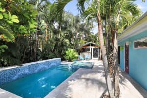 2135 HYDE PARK CIRCLE, SARASOTA, FL 34239 Sold 02/11/25