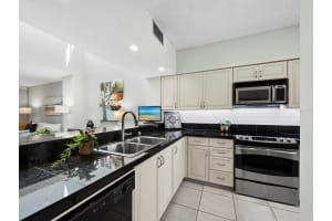 1922 HARBOURSIDE DRIVE, LONGBOAT KEY, FL 34228 Sold 04/07/25