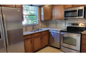2433 BURLINGTON LANE, SARASOTA, FL 34231 - MLS#MFRA4640718
