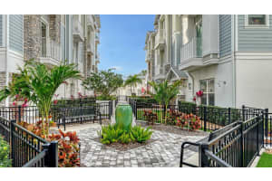512 LAUREL PARK DRIVE, SARASOTA, FL 34236 - MLS#MFRA4641630