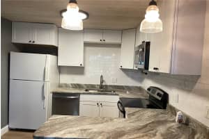 3008 HILLVIEW STREET, SARASOTA, FL 34239 Sold 05/13/25