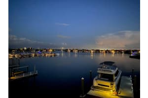 805 3rd St E Palmetto, FL 34221 - Off Market