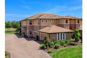 7425 DIVOT LOOP, LAKEWOOD RANCH, FL 34202 - MLS#MFRA4649835