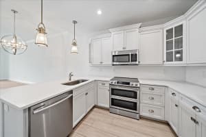 555 ORANGE AVENUE, SARASOTA, FL 34236 Sold 12/12/25