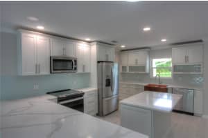 306 ISLAND CIRCLE, SARASOTA, FL 34242 - MLS#MFRA4652924