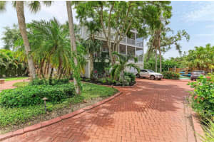 8963 FISHERMENS BAY DRIVE, SARASOTA, FL 34231 - MLS#MFRA4654953