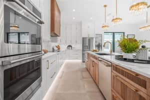 2111 HAWTHORNE STREET, SARASOTA, FL 34239 - MLS#MFRA4658635