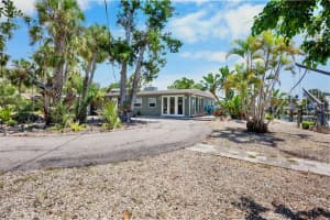 428 Siesta Dr, SARASOTA