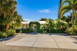 207 Peacock Ln, HOLMES BEACH