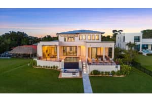 614 Bayshore Dr Osprey, FL 34229 - Off Market