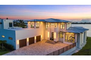 614 Bayshore Dr Osprey, FL 34229 - Off Market
