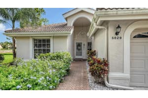 5829 FAIRWOODS CIRCLE, SARASOTA, FL 34243 - MLS#MFRA4662543