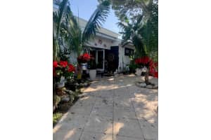 300 GARDEN LANE, SARASOTA, FL 34242 - MLS#MFRA4662830