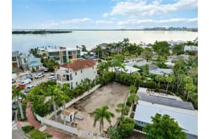 236 N BLVD OF THE PRESIDENTS, SARASOTA, FL 34236 - MLS#MFRA4663417