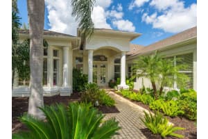8687 Woodbriar Dr Sarasota, FL 34238 - Off Market