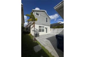 6425 AUTUMN WOODS WAY, SARASOTA, FL 34243 - MLS#MFRA4665131