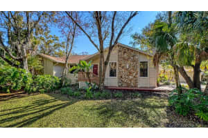 4390 Woodview Dr, SARASOTA