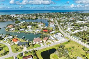136 BAYVIEW DRIVE, NOKOMIS, FL 34275 - MLS#MFRA4667932