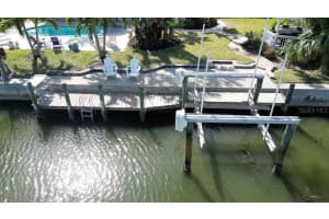 1633 RIDGEWOOD LANE, SARASOTA, FL 34231 Sold 11/14/25