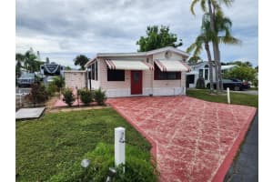 1674 University Pkwy #389, SARASOTA