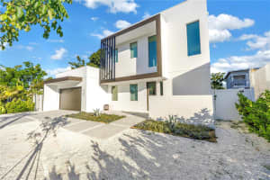 2305 TEMPLE STREET, SARASOTA, FL 34239 - MLS#MFRA4670516