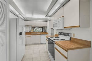 5633 AVISTA DRIVE, SARASOTA, FL 34243 - MLS#MFRA4671903