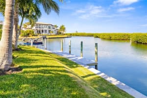 560 HARBOR COVE CIRCLE, LONGBOAT KEY, FL 34228 - MLS#MFRA4672059