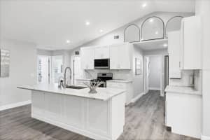 618 EASTPOINTE COURT, SARASOTA, FL 34232 - MLS#MFRA4672630