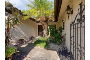 5450 GOLF POINTE DRIVE, SARASOTA, FL 34243 - MLS#MFRA4673232