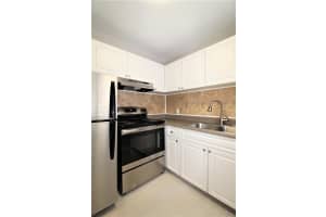 3001 BEE RIDGE ROAD, SARASOTA, FL 34239 - MLS#MFRA4675722