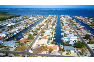 9820 Royal Palm Dr, BRADENTON