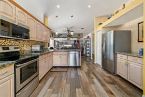 8072 GLENBROOKE LANE, SARASOTA, FL 34243 - MLS#MFRA4681070