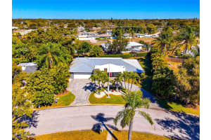 2639 BOUGAINVILLEA STREET, SARASOTA, FL 34239 - MLS#MFRA4681333