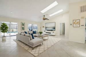 7135 QUEEN PALM CIRCLE, SARASOTA, FL 34243 - MLS#MFRA4684074