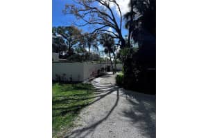 533 LAKESIDE DRIVE, BRADENTON, FL 34210 - MLS#MFRA4685270