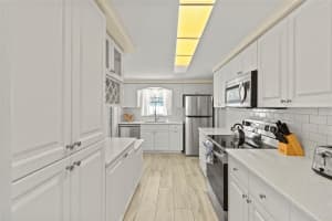 6836 ROXBURY DRIVE, SARASOTA, FL 34231 - MLS#MFRA4686601