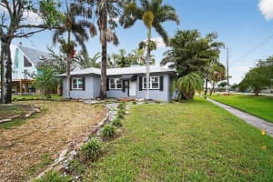 8301 RIVERSIDE DRIVE, ST PETERSBURG, FL 33702 - MLS#MFRA4689754