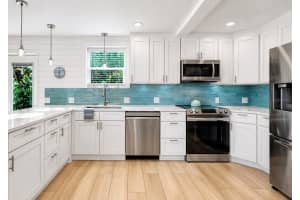 8096 GLENBROOKE LANE, SARASOTA, FL 34243 - MLS#MFRA4690084