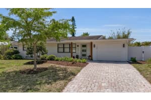 2440 Valencia Dr, SARASOTA