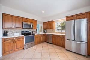 818 PLUM TREE LANE, SARASOTA, FL 34243 - MLS#MFRA4692887