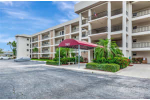 7461 W Country Club Dr N #203, SARASOTA