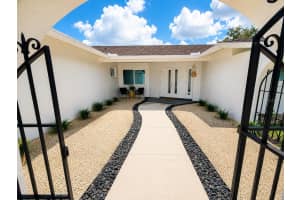 2806 SATSUMA DRIVE, SARASOTA, FL 34239 - MLS#MFRA4694084
