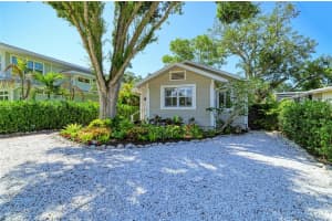 2250 HILLVIEW STREET, SARASOTA, FL 34239 - MLS#MFRA4694827