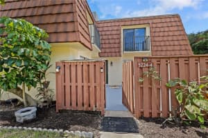 5224 CEDARBEND DRIVE, FORT MYERS, FL 33919 - MLS#MFRC7513963