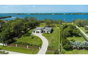 1095 BAYSHORE DR, ENGLEWOOD, FL 34223 Sold 11/18/22