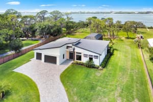 1095 BAYSHORE DR, ENGLEWOOD, FL 34223 Sold 11/18/22